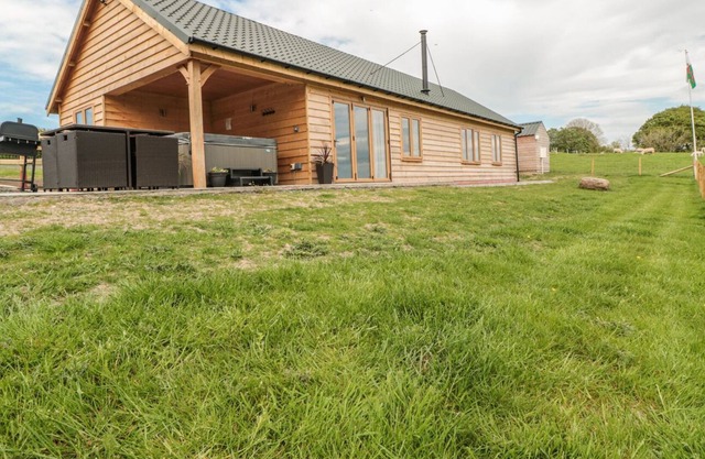 LUNDY LODGE - BEGWYNS VIEW, pet friendly, with hot tub in Hay-On-Wye