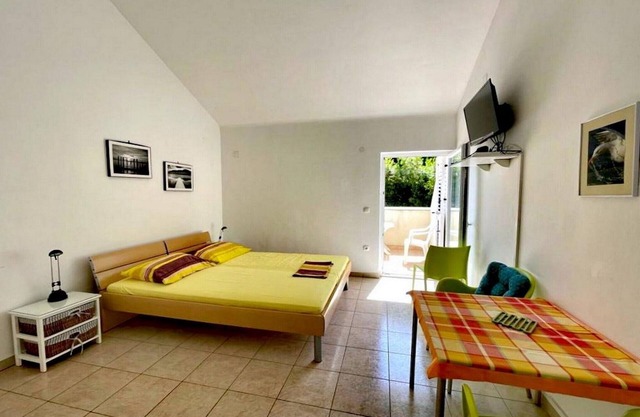 Lush studio apartment by the beach