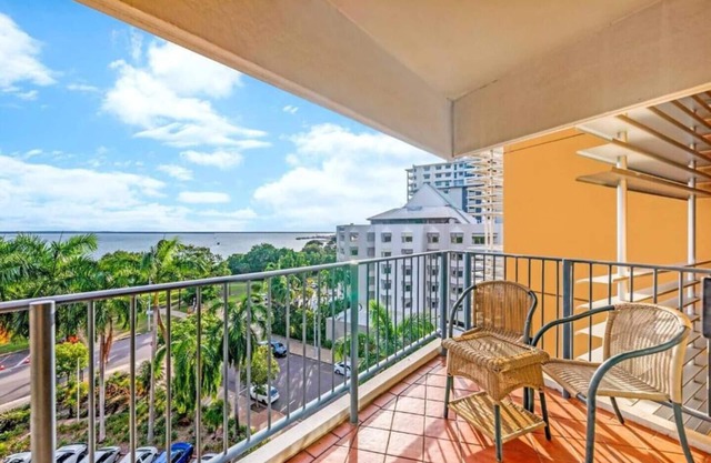 Lush Vista Poolside Living on Esplanade w Balcony