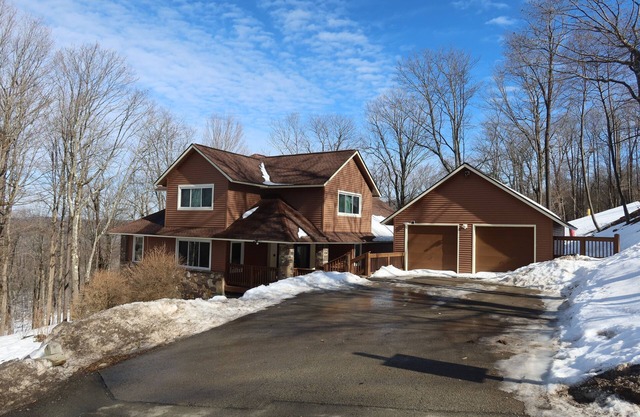 Lux Cabin w/hot tub, playground, game room, bb court,walking trail, resort pool