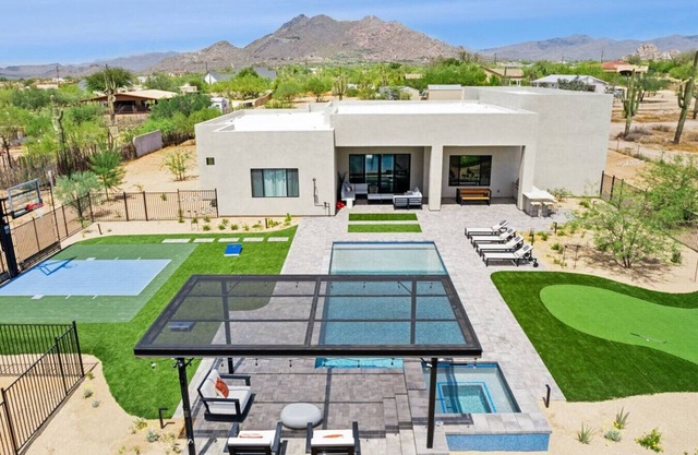 Lux Home |Heated Pool|Spa|Golf Sim|Bball Court