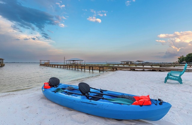 Lux Lakefront Home, Private Dock Kayak,Family Friendly,Beachfront BBQ Yard Games