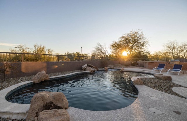 Lux Monthly Stay- 31 night+ Heated Pool and Hot Tub.