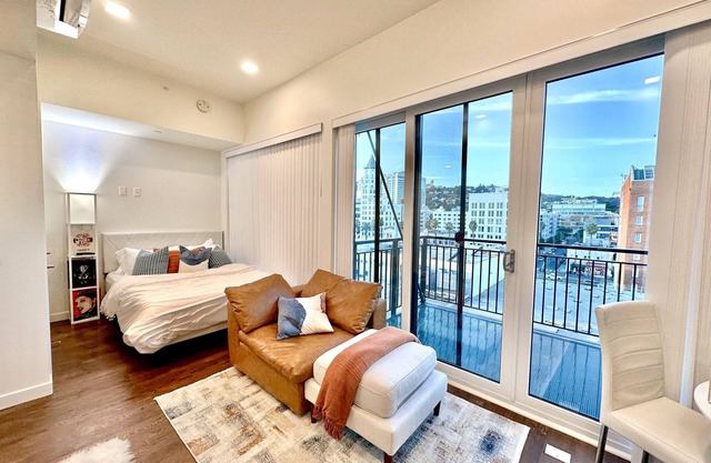 Lux Penthouse Studio Hollywood Sign View
