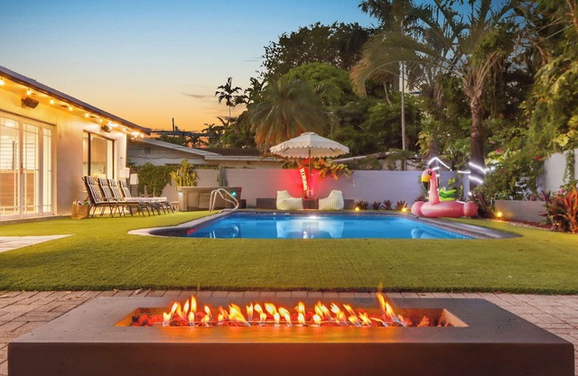 Lux Retro Miami Getaway Pool Hot Tub Games