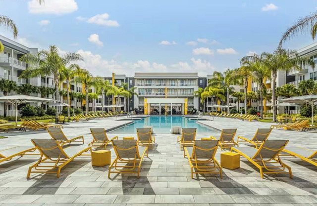 Luxe 2BR Retreat, Resort Style Pool, Near Mayo Clinic, Beaches & Town Center