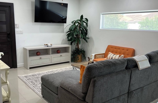 Luxe 3BR/2BA Condo. Near Airport & Mall