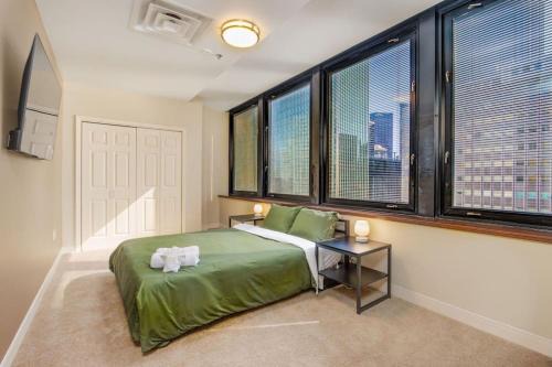 Luxe City Views PRIME LOCATION 8TH FLOOR PANORAMIC VIEWS FAST WIFI 24-7 Gym Lounge Roku