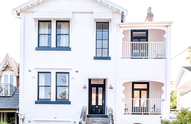 Luxe historic six-bedroom house in heart of Newcastle - Pay 3, Stay 4*