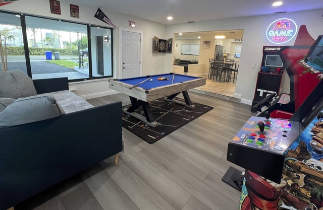 Luxe Hollywood Oasis W/HotTub, MiniGolf, Arcade & BBQ Grill - close to the beach