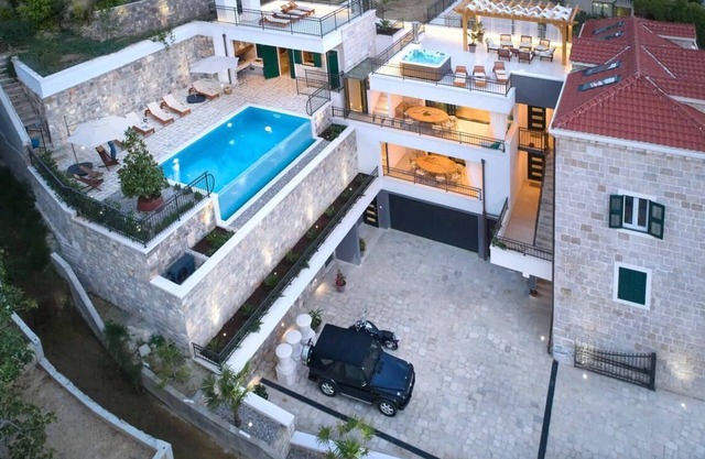 Luxe home with pool, jacuuzi,sauna next to beach