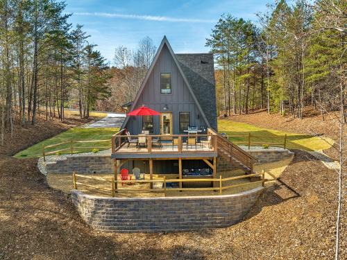 LUXE Lake Adger-Lakefront Home, Private Dock, Hot Tub, Fire Pit, Canoe, Epic Mtn & Lake Views, Universal EV Station