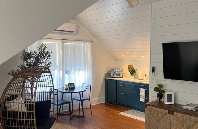 Luxe Lemon Loft in Historic Downtown St Aug