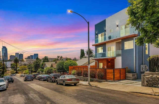 Luxe Modern 4/3.5 Townhome + Parking