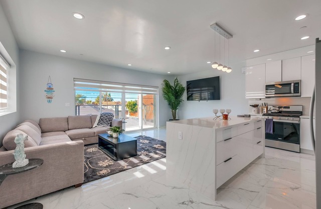 Luxe-Modern New beach Retreat