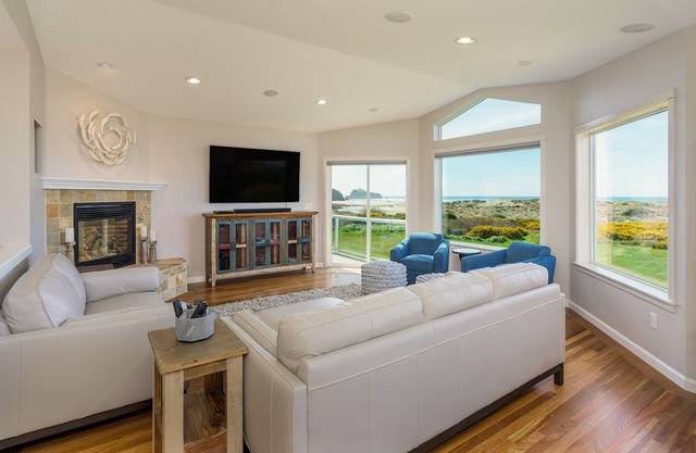 Luxe oceanfront home with decks, grill, fireplace, gourmet kitchen, & fast WiFi