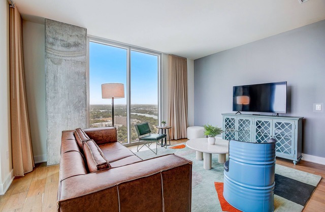 Luxe Rainey St corner condo with lakeview balcony, rooftop pool & gym
