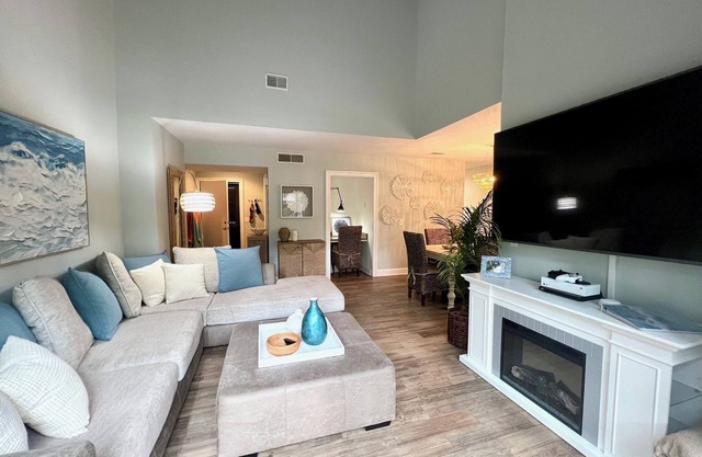 Luxe Villa half mile to beach club and beach