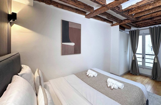 Luxembourg Garden Authentic studio with lift for 2
