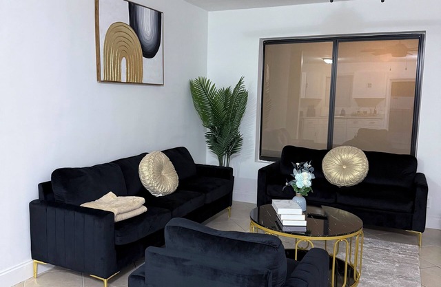 Luxery house/pool/near airport/hard rock casino hotel/downtown Hollywood/beach