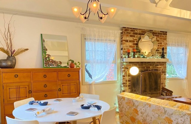 LuxoStays | ! Lovely 4BR+Large Backyd+Parking