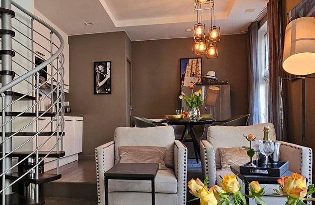 Luxueux Duplex aux Pieds des Champs-elysées