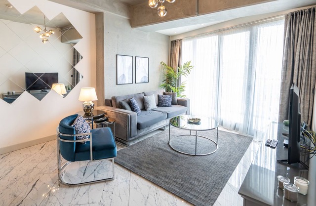 Luxurious 1-Bedroom Apt on 22th Floor