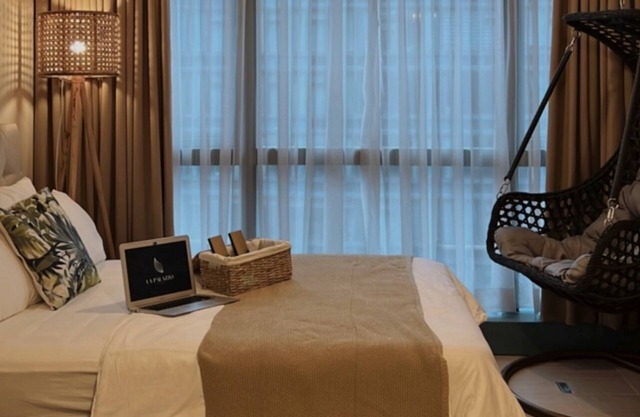 Luxurious 1BR Across Uptown Mall, Mitsukoshi Mall, & Grand Hyatt - Pet friendly!