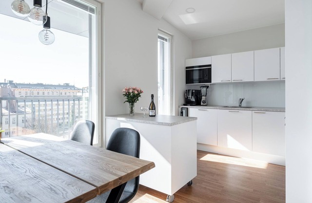 Luxurious 1BR Penthouse with Balcony