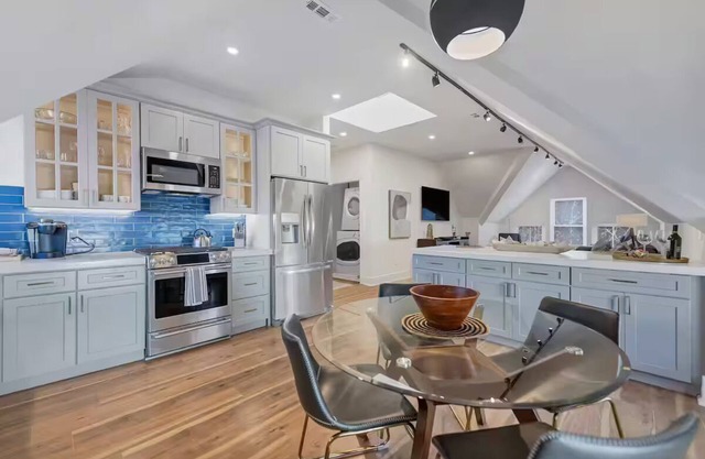 Luxurious 2 Bdrm 2 Bath 3rd floor Walkup