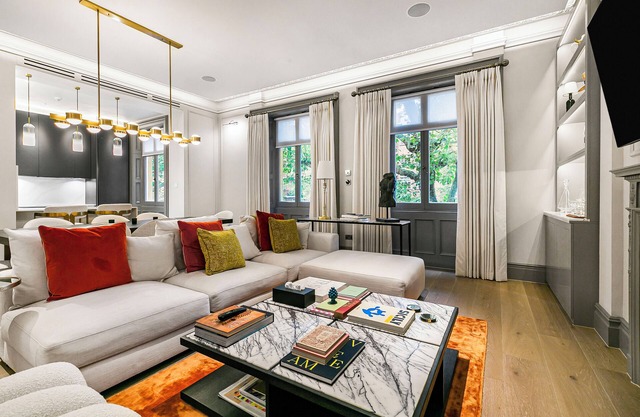 Luxurious 2-bedroom apartment in London with AC, underfloor heating & fast WiFi