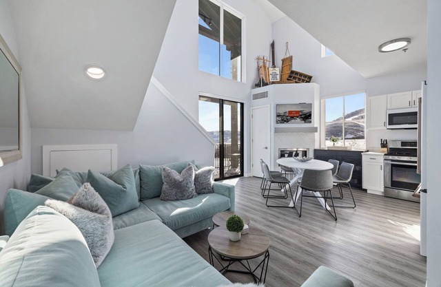 Luxurious 2 Bedroom Condo at The Mason, Ski Run Views, Pool, & Prime Deer Valley Access!