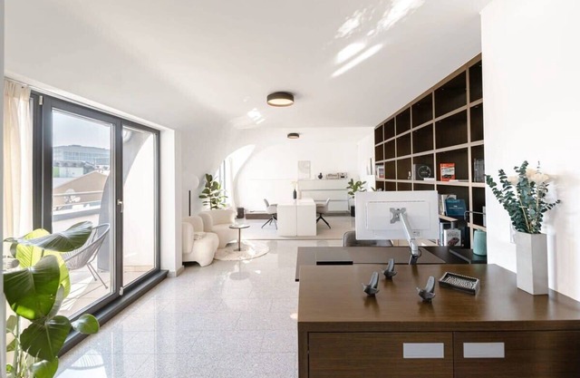 Luxurious 2BR Penthouse: Gym, Parking & Views