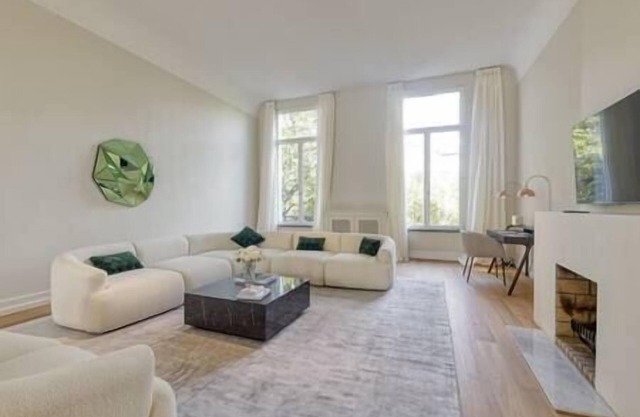 Luxurious 3-Bedroom 280m² center