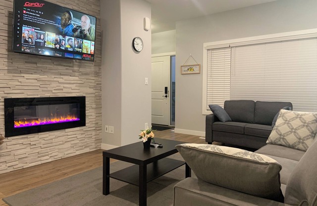 Luxurious 3 BR Villa with free parking - King Bed