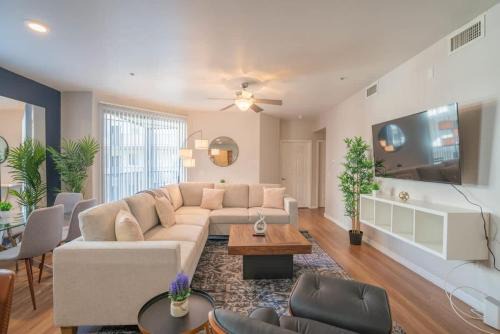 Luxurious 3BD - Gym, W-D, Parking - Sleeps 8