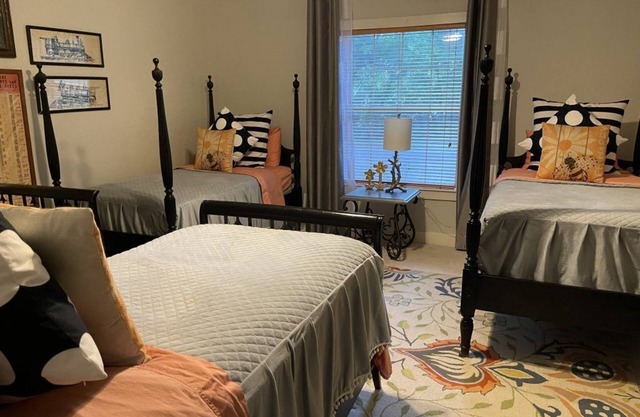 Luxurious 4000 Sq Ft Retreat on 5 Acres – Just Minutes from Austin