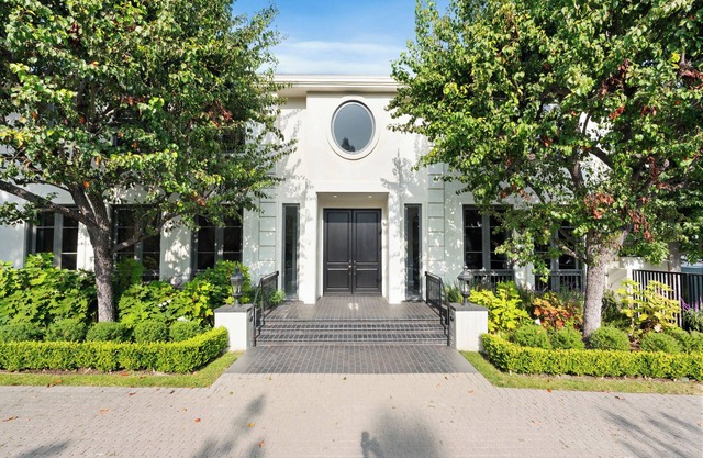 Luxurious 6 Bedroom villa in phenomenal Beverly Hills Flats.