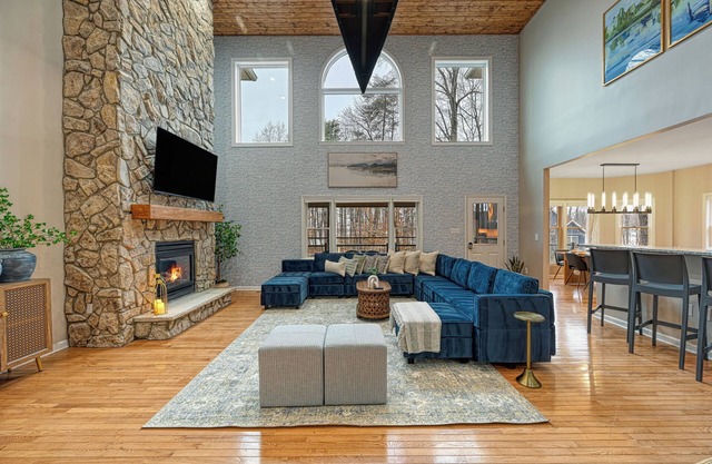Luxurious 8-Bed Lakefront Retreat with Private Beach, Hot Tub & Sauna!