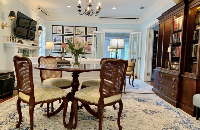 Luxurious and Relaxing Elegance Upstairs 🚭