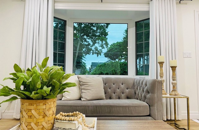 Luxurious, bright, newly renovated cottage, only a short walk to Little Beach