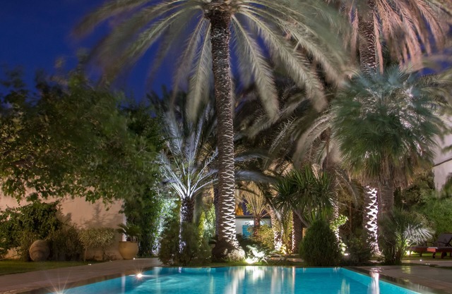 Luxurious bungalow in the city center, with swimming pool and a few steps from the beach