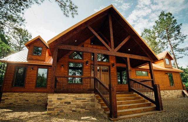 Luxurious Cabin W/large Game Room,playground,jacuzzi! On 1 acre!