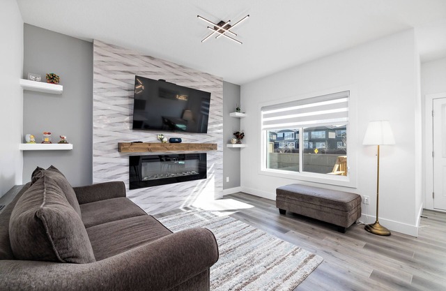 Luxurious, Cozy, & Modern 4 bedroom Home—Airconditioned + Netflix + Free Parking