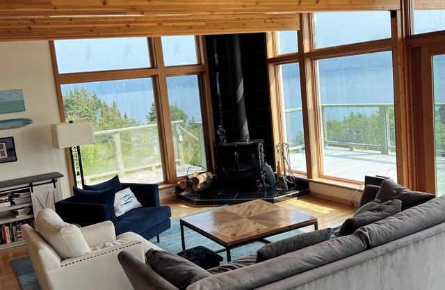 Luxurious Gros Morne Home Woody Point, close to Tablelands and Green Gardens.n