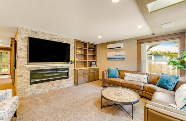 Luxurious home with 3 suites, 3 fireplaces, game room & hot tub - walk to beach