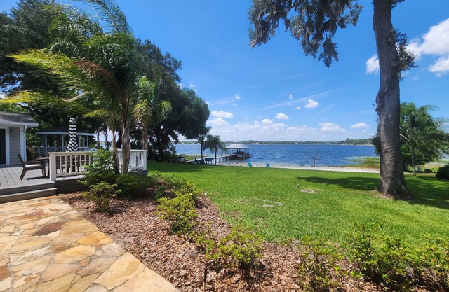 Luxurious lake house, White Sandy Beach on Little Lake Weir Cozy and quiet