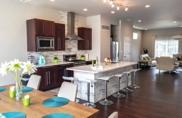Luxurious & Modern. 4-story 5BDR House. Rooftop Deck w/amazing Arch Views!