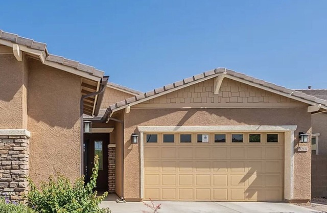 Luxurious Newer Modern Home 1.5 miles from State Farm Stadium/Westgate district.