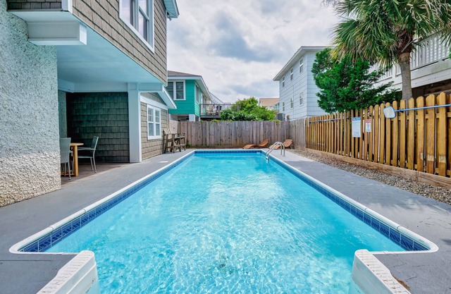 Luxurious oasis w/private pool and rooftop deck!